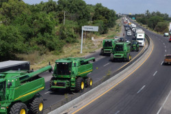 Más de 2 mil productores agrícolas toman carreteras y casetas de peaje en Sinaloa , en demanda de mejores precios a sus cosechas