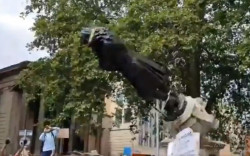 Retiran estatuas de esclavistas en ciudades de Europa y Estados Unidos