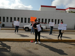 Se manifiestan trabajadores del hospital general