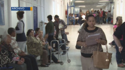 Pacientes crónicos son atendidos por línea telefónica para prevenir complicaciones
