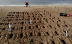 La icónica playa de Copacabana amanece con fosas en tributo a las víctimas del COVID-19