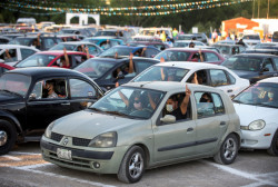 Fieles Religiosos participan en misa desde sus autos en  Coahuila