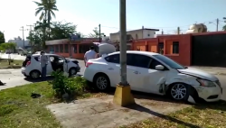Aparatoso choque entre vehículos se registró en Av. Revolución