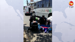 Se lesiona motociclista al chocar con camión urbano