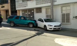 Sujeto en persecución choca y causa daños en tres vehículos estacionados