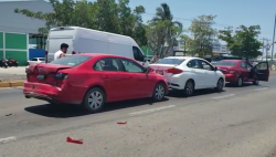 Chofer de camión causa carambola en carretera internacional