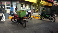 Mujer choca contra motociclista causándole leves lesiones.