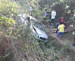 Mujer cae a canal en su coche; resulta lesionada