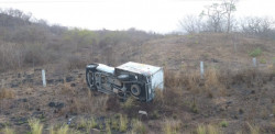 Se vuelca camioneta de reparto en la Mazatlán-Tepic
