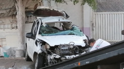 Fallece al estrellar su automóvil contra una palmera
