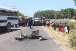 Choque entre motocicleta y camión deja un muerto