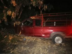 Pierde el control y se accidenta en carretera