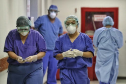 Consideran pandemia "estable" con 450 muertes diarias