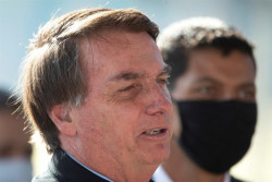 Juez ordena multar al presidente de Brasil si no usa tapabocas