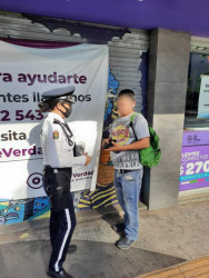 Entregan persona de vialidad cubre bocas a la población