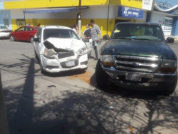 Por imprudencia, chocan dos vehículos