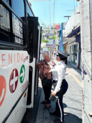 Regalan  cubrebocas a usuarios de camiones urbanos