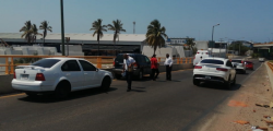 Choque entre camión y camioneta deja una mujer lesionada