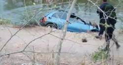 Vehículo pierde control y cae a canal en Rosario