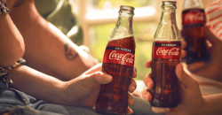 Coca-Cola suspende su publicidad en todas las redes sociales