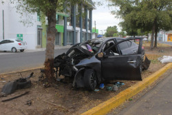 Lo atacan a balazos y estrella su vehículo, finalmente muere