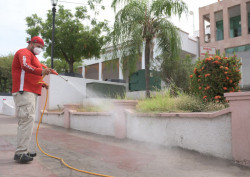 Sanitizan al exterior del Hospital Civil y parque de la Gabriel Leyva