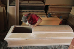 Fabricante de ataúdes septuplicó sus ventas  debido a la COVID-19