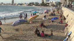 El primer día de reapertura, mazatlecos abarrotan las playas