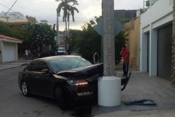 Se hace perseguir, atropella a policía y choca