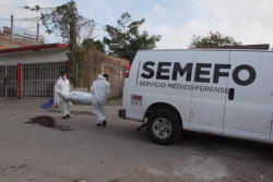 Asesinan a una mujer