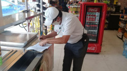 Sancionan tienda de conveniencia por desacato a normas sanitarias