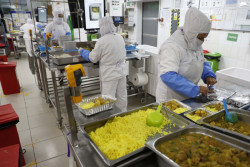 El "catering" aéreo se reinventa y lleva a casa la "comida de los aviones"