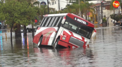 Unidad de Transporte de personal cae a canal pluvial por inundación