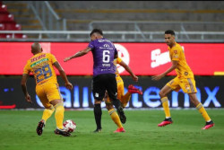 Sebastian Vega fuera del barco de Mazatlán F.C.