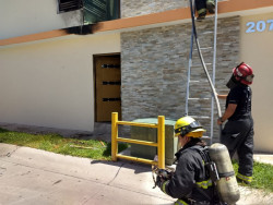 Casa quemada y vehículo con impactos de bala en residencial Altamira