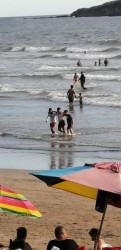 Rescatan a joven en el mar