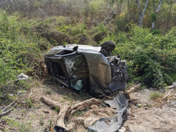 Vuelca camioneta y deja cuatro personas lesionadas
