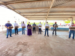 Se entregan despensas a familias de pescadores