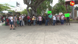 Llevan precaristas protesta hasta las afueras del Ayuntamiento