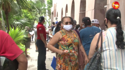 Sin respetar 'sana distancia', filas para solicitudes de apoyo