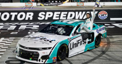 Chase Elliott gana carrera de la Serie Nascar