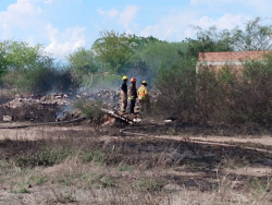 Incendio de llantas provoca gran movilización al norte de Mazatlán