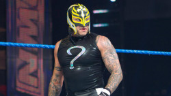 Rey Misterio tuvo un grave accidente en el evento de WWE