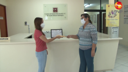CIJ entrega premio y constancia a ganadora de ajedrez