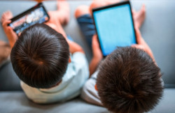 Celulares y tabletas, pueden generar problemas en la salud de los menores de edad