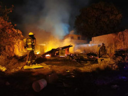 Fuerte incendio consume casa de madera en la Ferrocarrilera