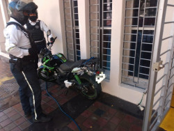 Retiran motocicletas mal estacionadas