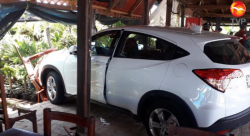 Mujer acelera y mete su camioneta a restaurante