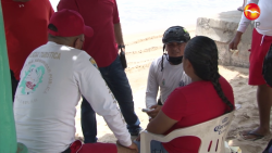 Elementos de auxilio y emergencias atienden a turista en playa