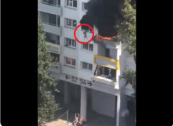 Video: Niños saltan de 4to piso de edificio en llamas para salvar su vida